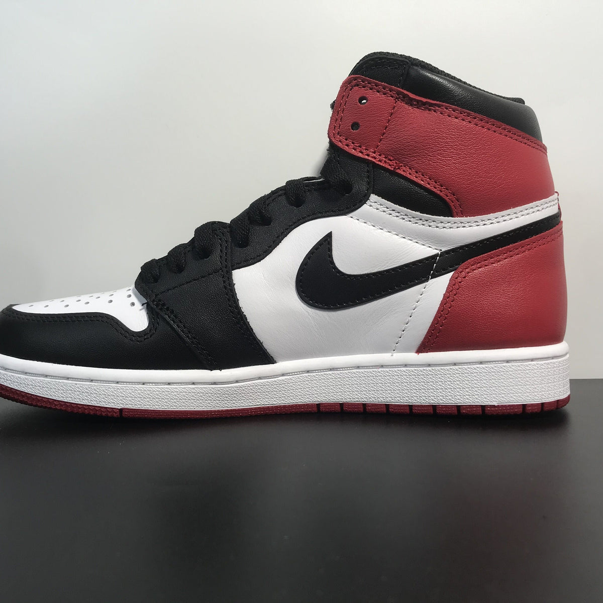 Giày Nike Air Jordan 1 Retro 'Black Toe'