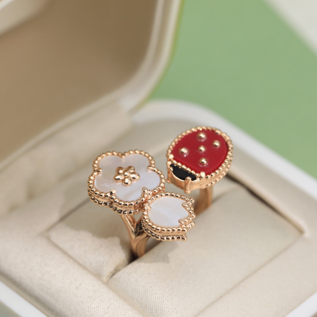 Lucky Spring Between The Finger Ring