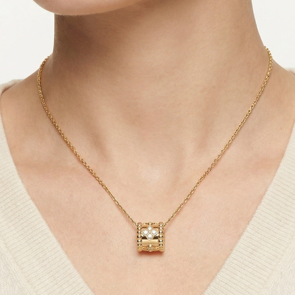 Perlée Clovers Pendant Necklace